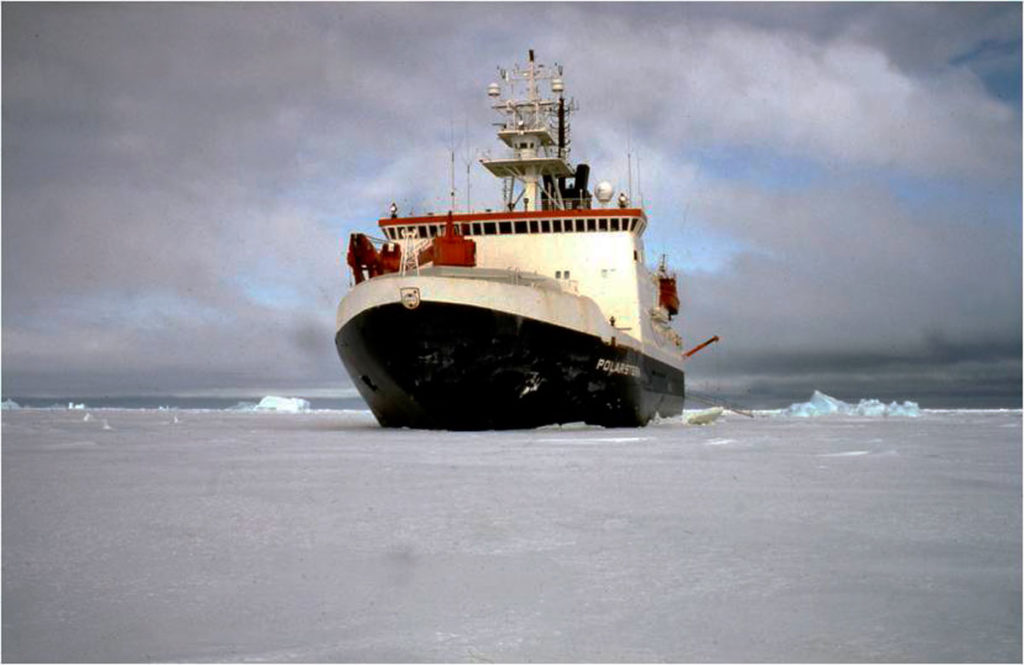 RV Polarstern en el sector antártico del Pacífico
